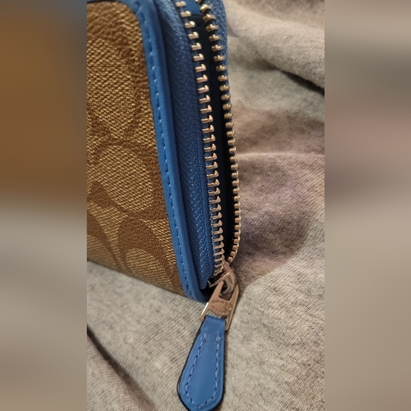 Coach Signature PVC leather accordion zip wallet - Picture 6 of 10